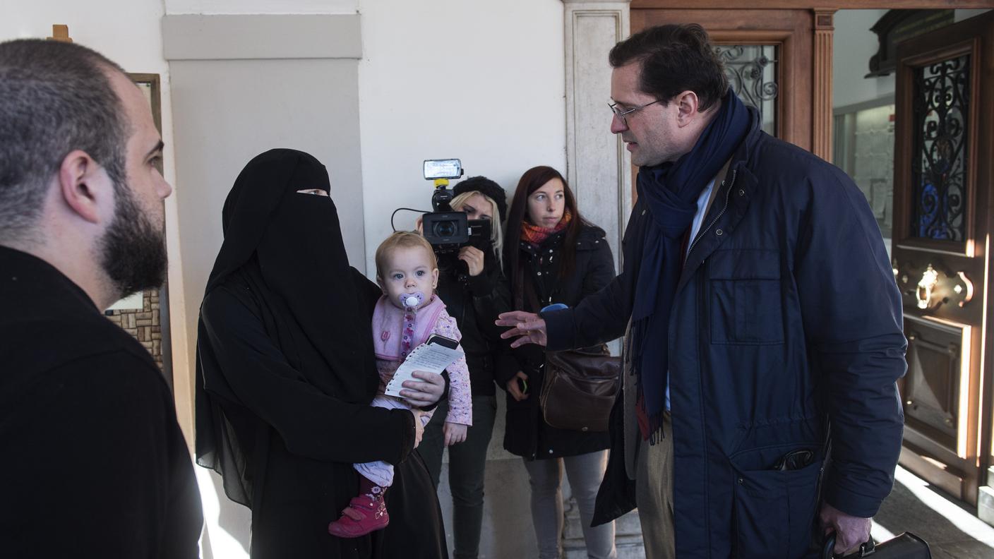 Il municipale PLR Niccolò Salvioni insieme a Nora Illi