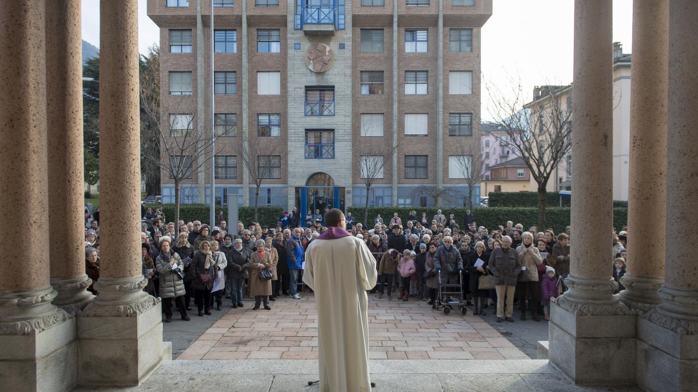 Un momento di raccoglimento prima della cerimonia