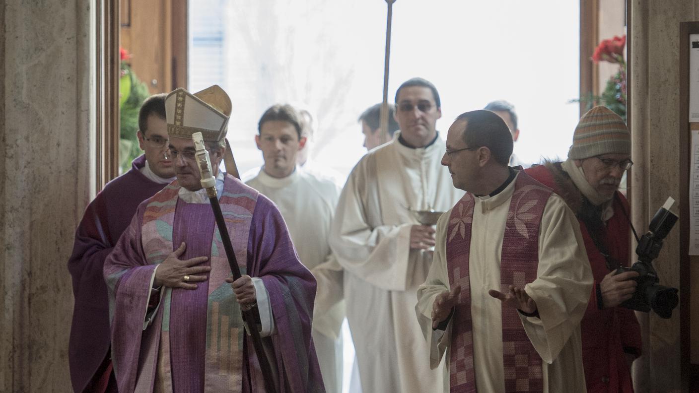 Il Vescovo Valerio Lazzeri mentre passa attraverso la Porta della Misericordia