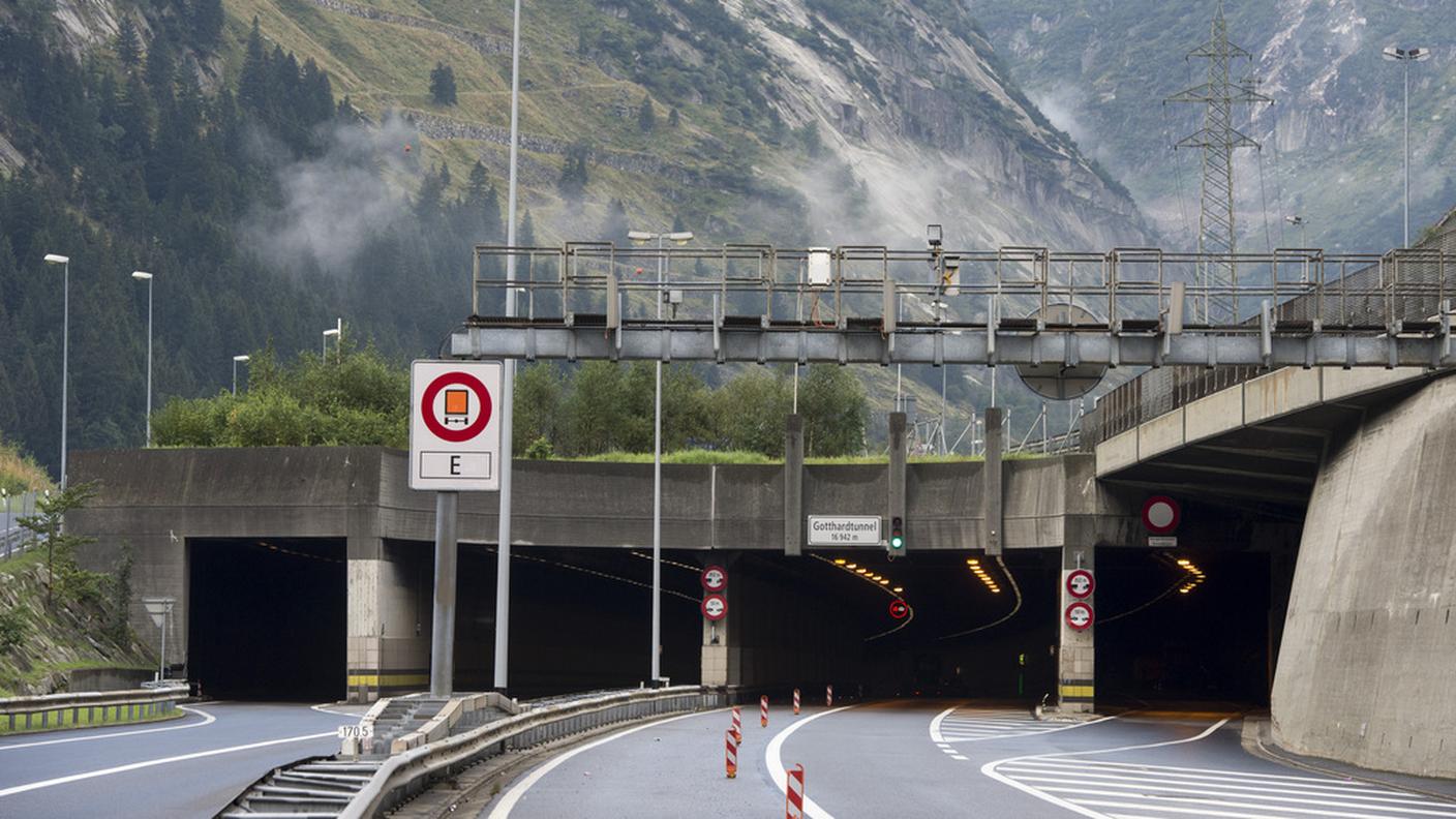 Gottardo chiuso, traffico sul San Bernardino