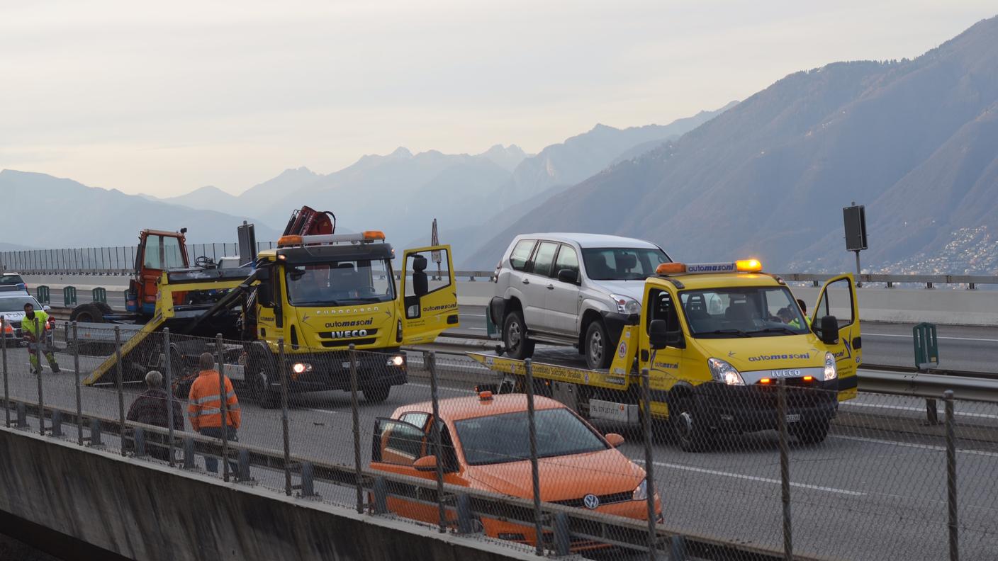 A Robasacco si è rovesciato un rimorchio con una scavatore
