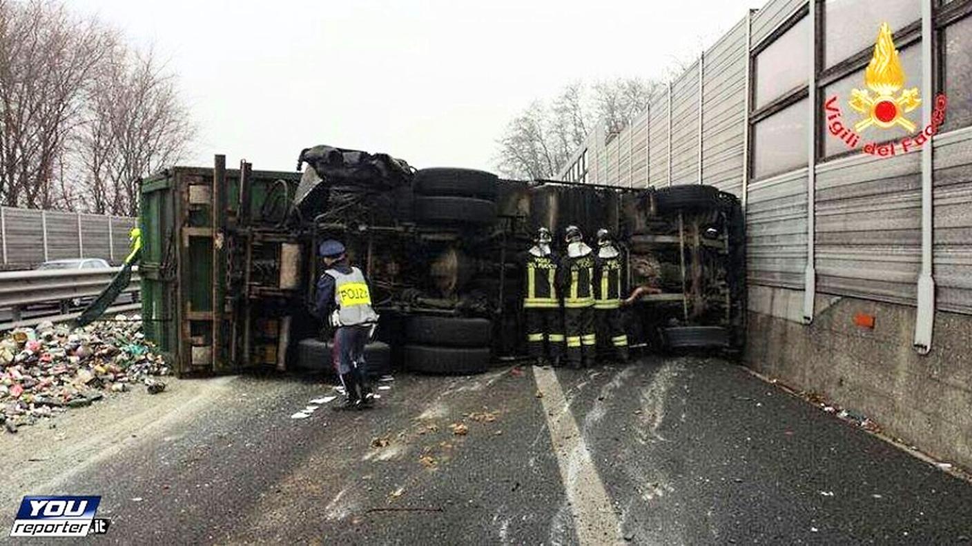 Tonnellate di bottiglie e lattine sulla strada