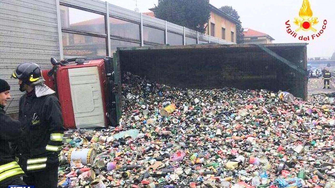 Tonnellate di bottiglie e lattine sulla strada