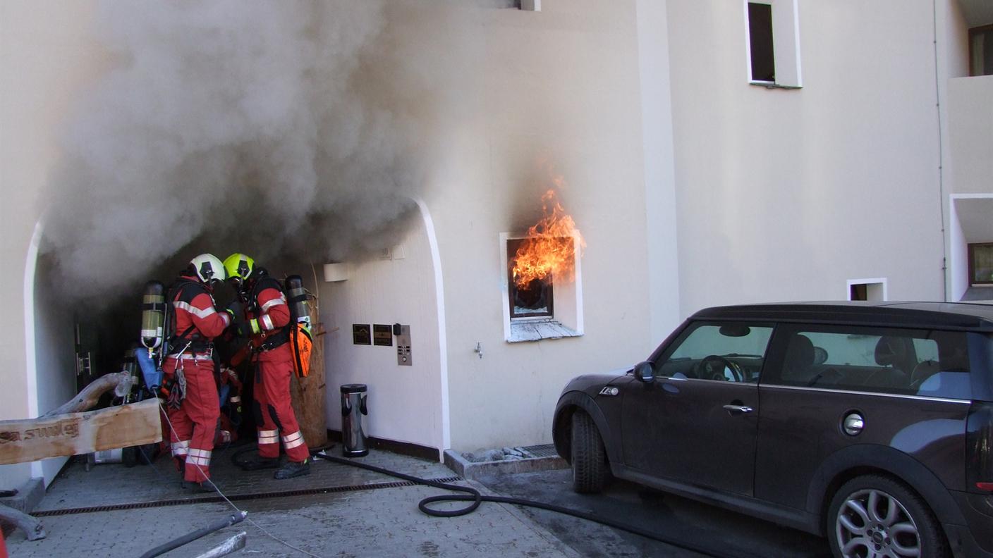 Le fiamme hanno gravemente danneggiato l'albergo grigionese