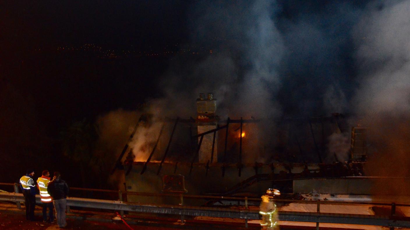 Dopo le fiamme che l'hanno devastato, dell'edificio resta ben poco