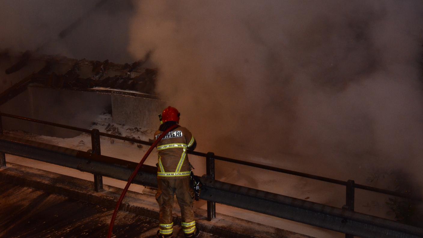 I pompieri di Locarno hanno lavorato a lungo contro il fuoco