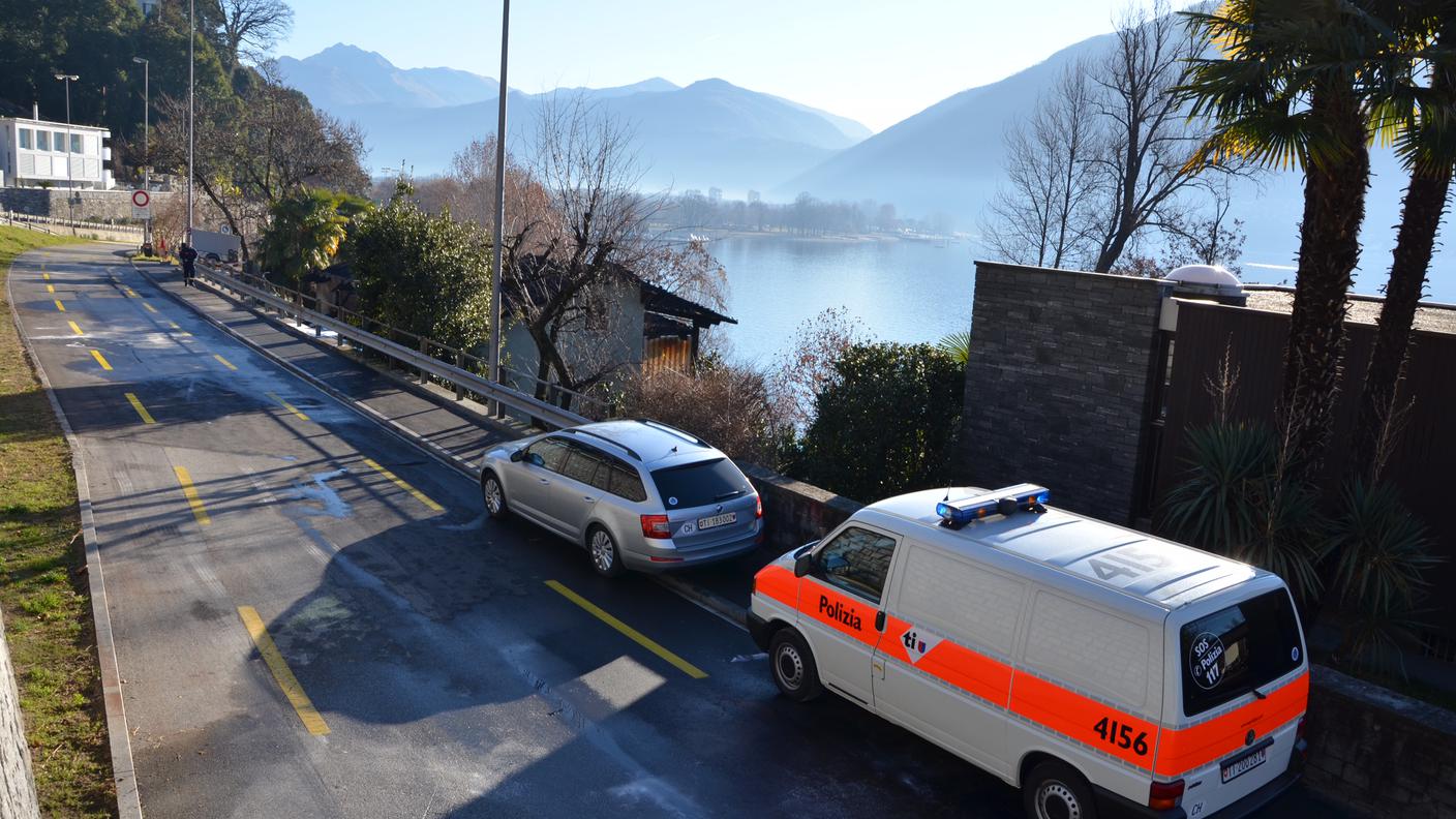 Le fiamme si sono sviluppate nella notte su lunedì in via Simen