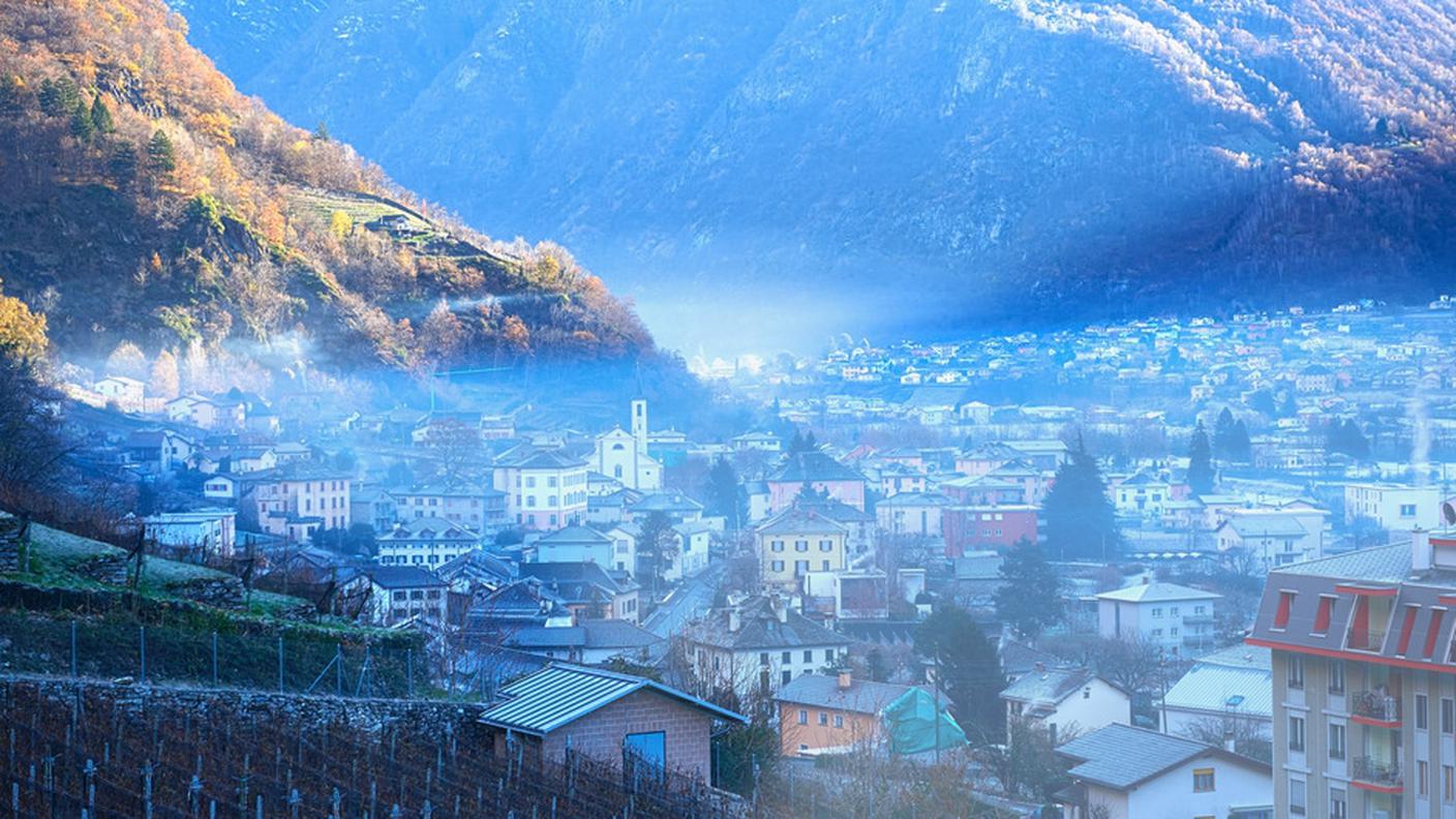 San Vittore e sullo sfondo, Roveredo, coperti dallo smog dovuto alle emissioni dei camini