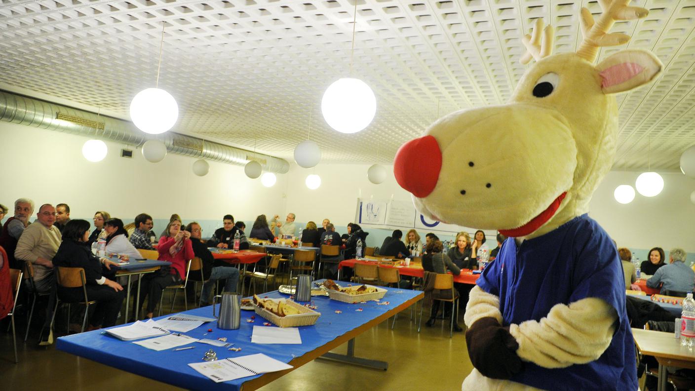 La mascotte di Nez Rouge e i volontari in attesa delle richieste di intervento 
