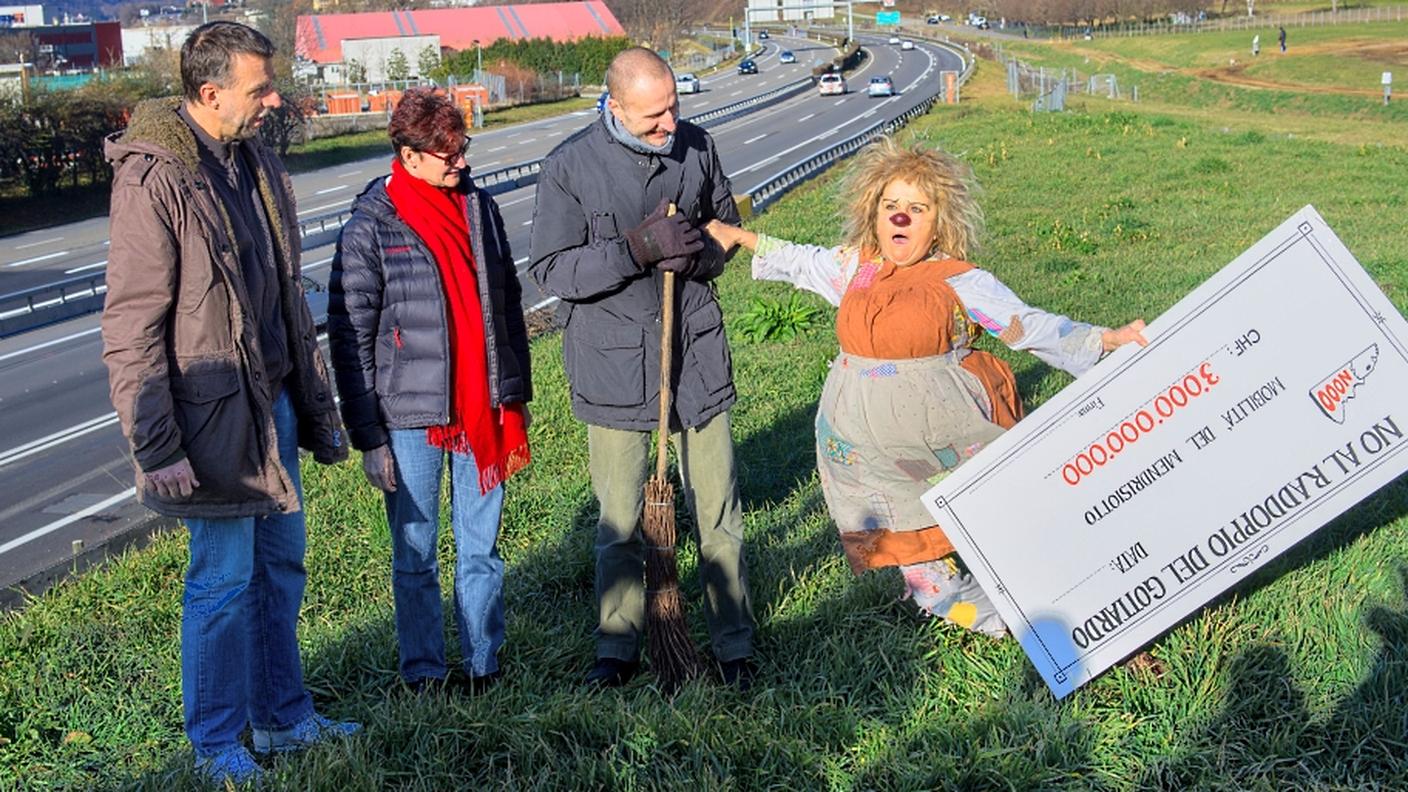 Gardi Hutter è stata la madrina della manifestazione. Insieme a lei, da sinistra a destra, Daniele Stanga, presidente del consiglio comunale di Mendrisio, Cristina Zanini Barzaghi, municipale di Lugano e Davide Dosi, presidente del consiglio comunale di Chiasso
