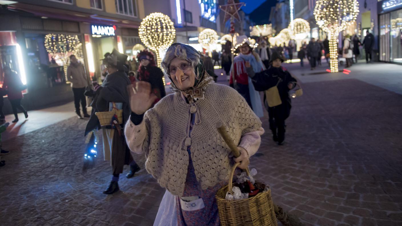 Una befana in testa al corteo in Viale Stazione