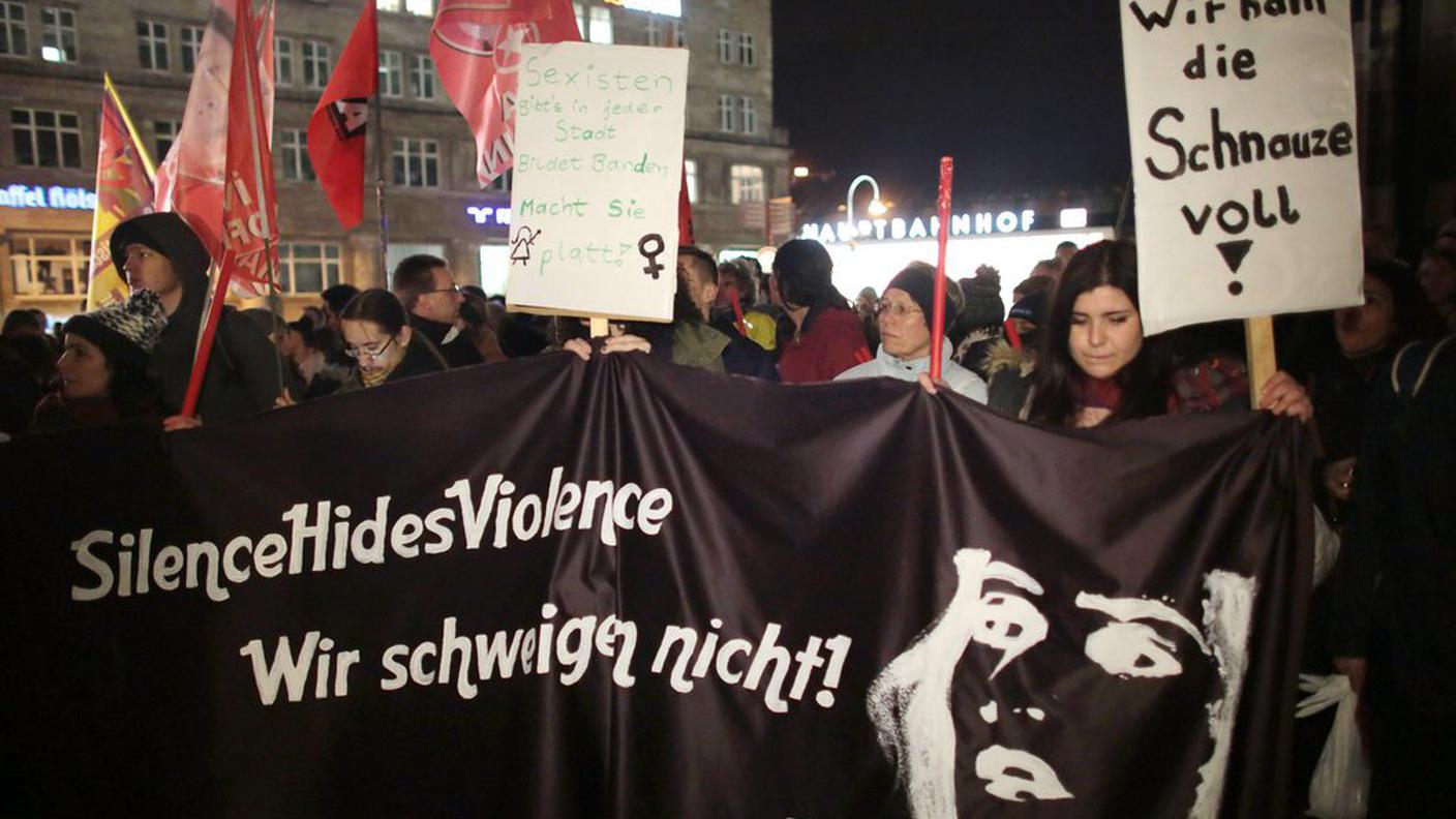 Proteste in strada dopo le violenze di Capodanno