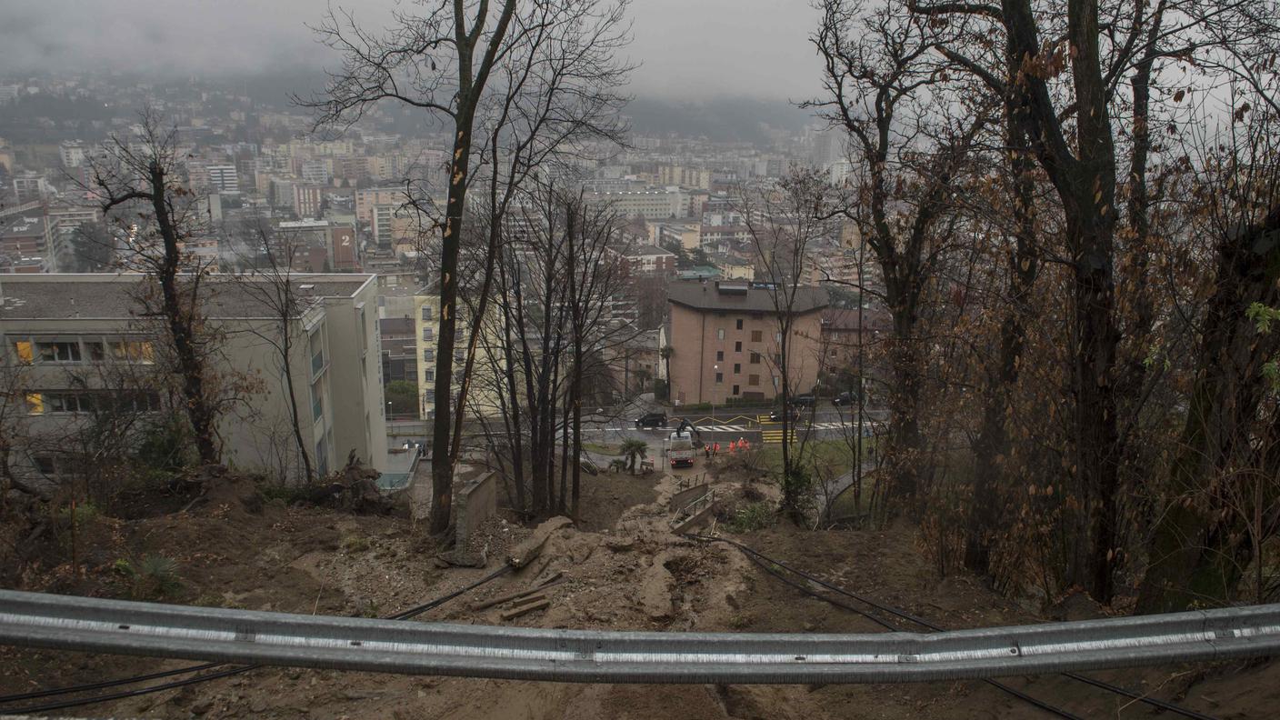 La frana è scesa a valle sfiorando abitazioni e casa anziani
