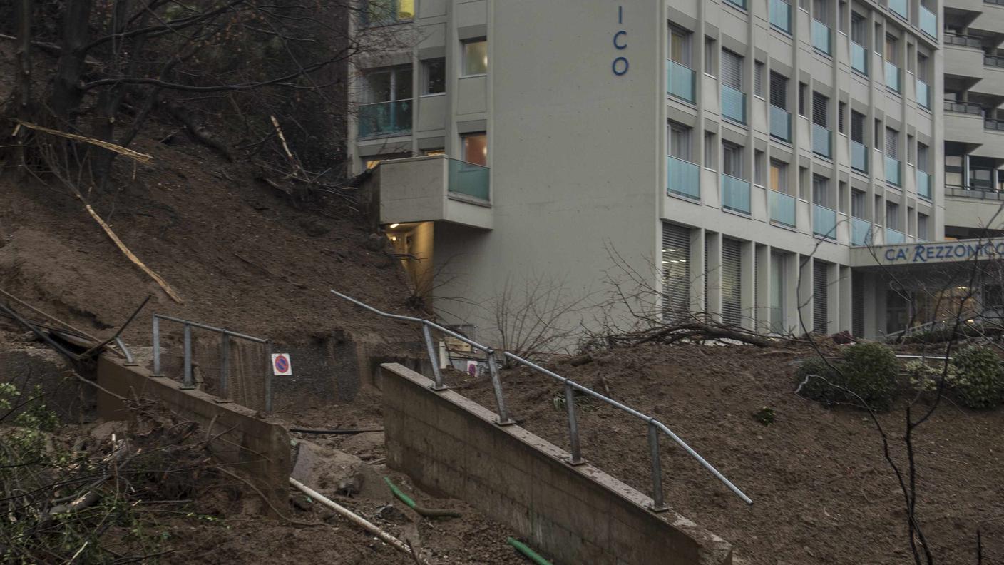I detriti ostruiscono la strada d'accesso alla casa per anziani
