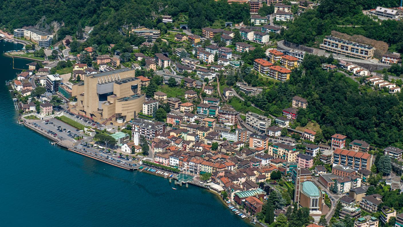 Una veduta di Campione con il casinò