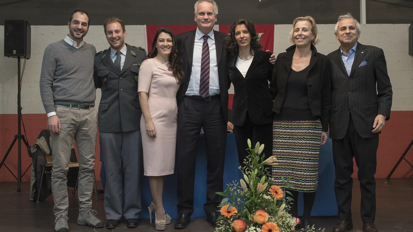 L'uscente Angelo Jelmini, attorniato dagli altri candidati