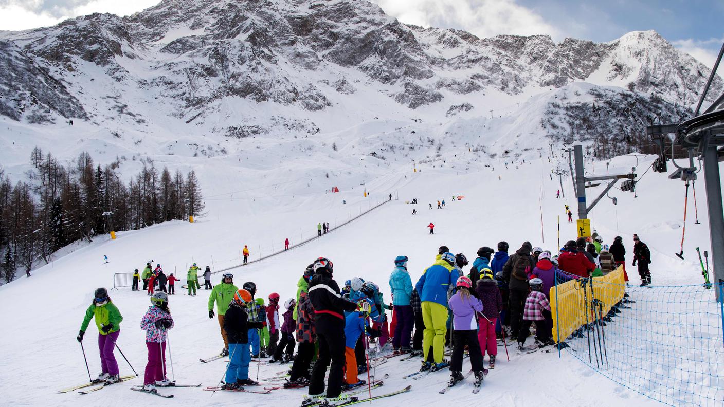 Sciatori sabato sulle piste innevate di Airolo Pesciüm