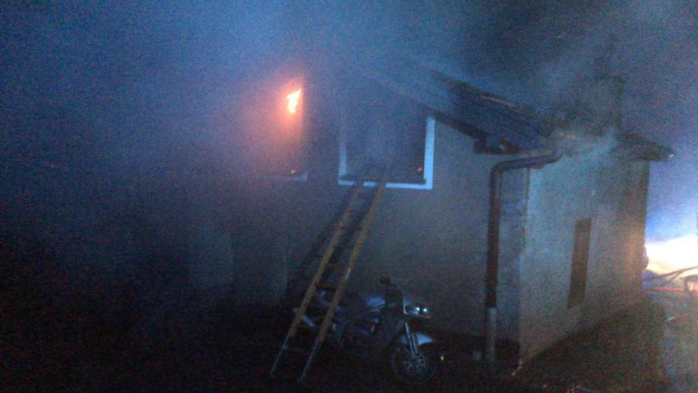 Un'immagine dell'abitazione in fiamme domenica a Sonvico