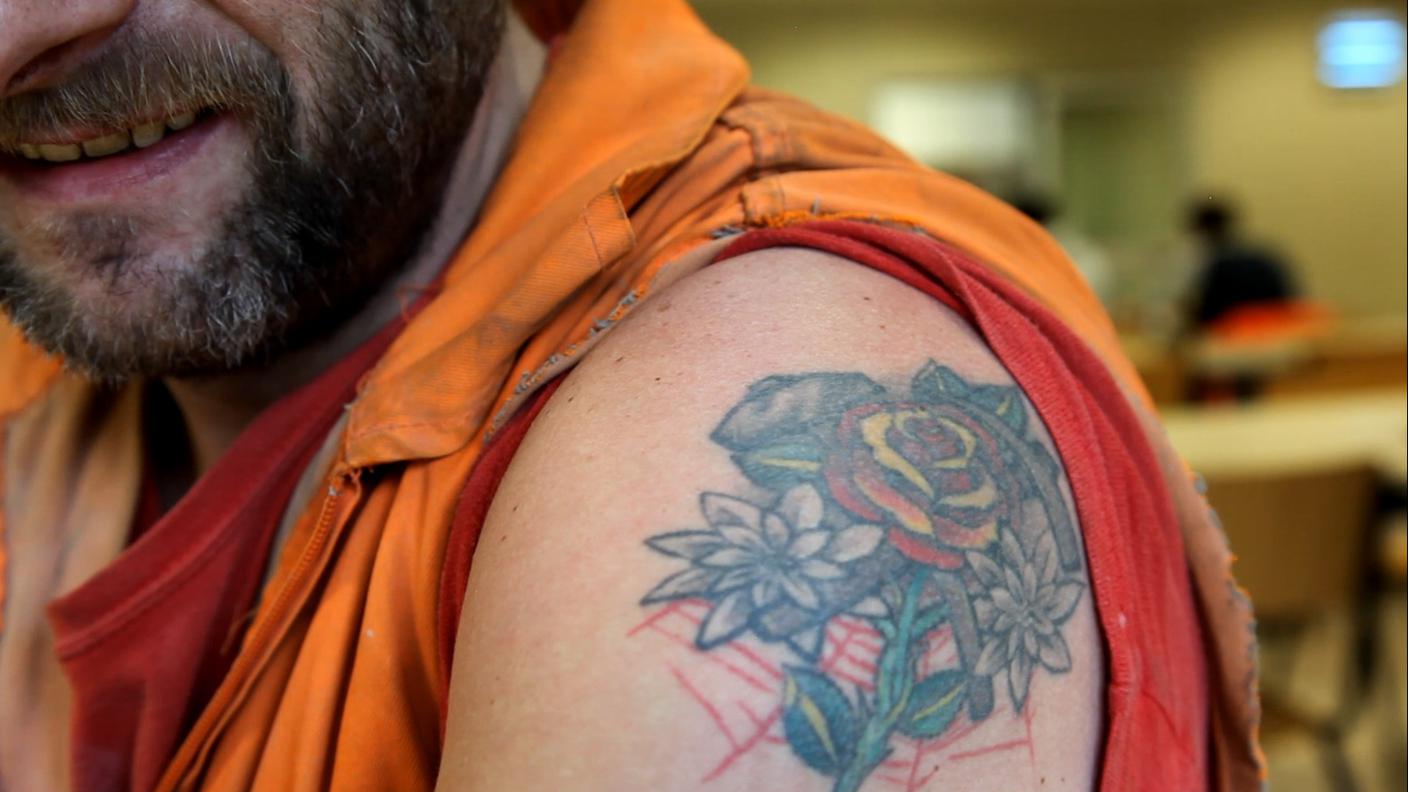 Il tatuaggio di Italo: rose, stelle alpine, martello e picconi