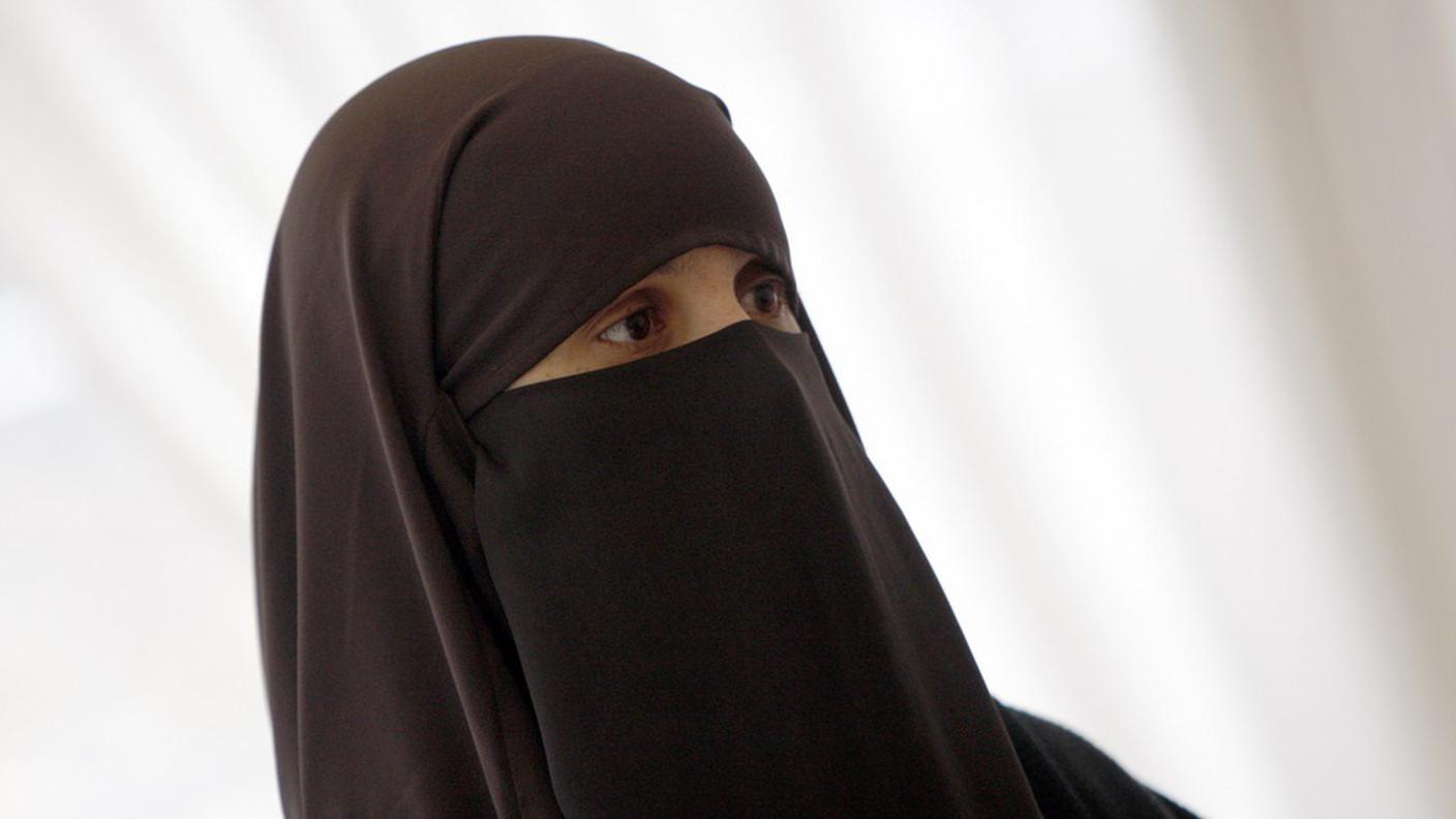 Una donna musulmana con il volto coperto