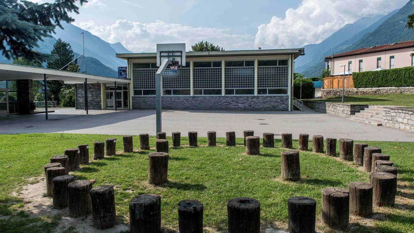 Il docente che lavorava alle elementari di Arbedo resta in carcere