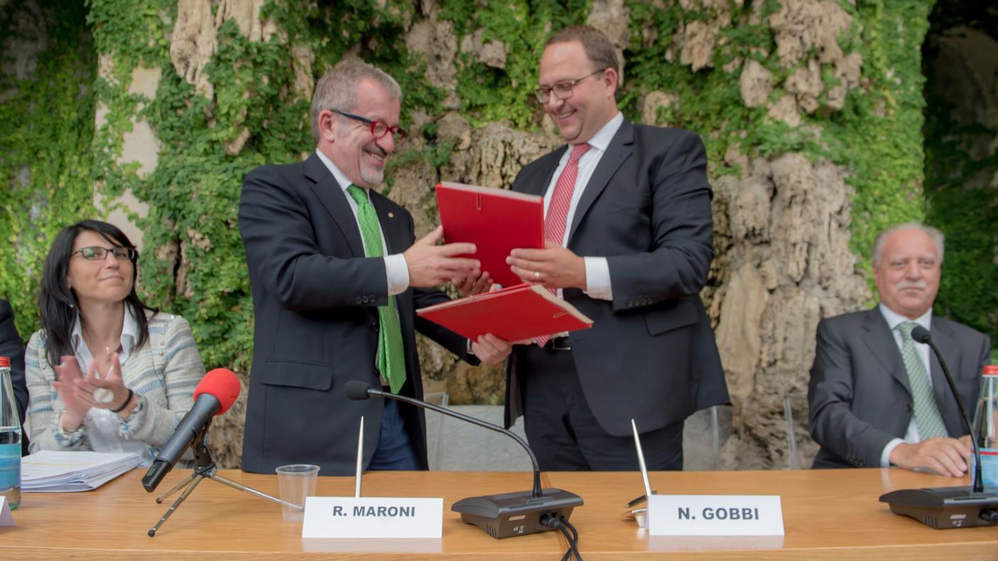 Roberto Maroni (s) e Norman Gobbi (d) firmano l'intesa per la collaborazione transfrontaliera