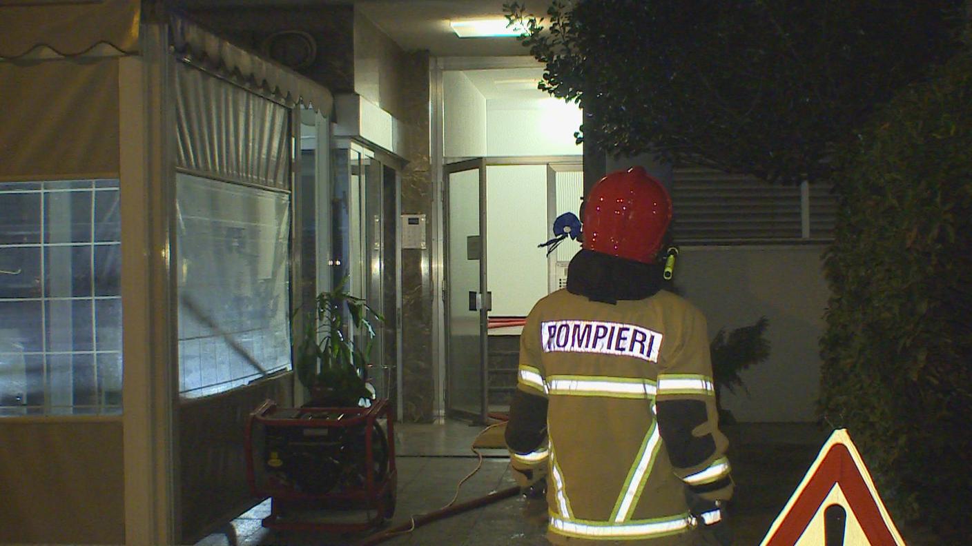 Gli inquilini costretti a lasciare i loro appartamenti sono stati accolti nel ritrovo pubblico al pian terreno