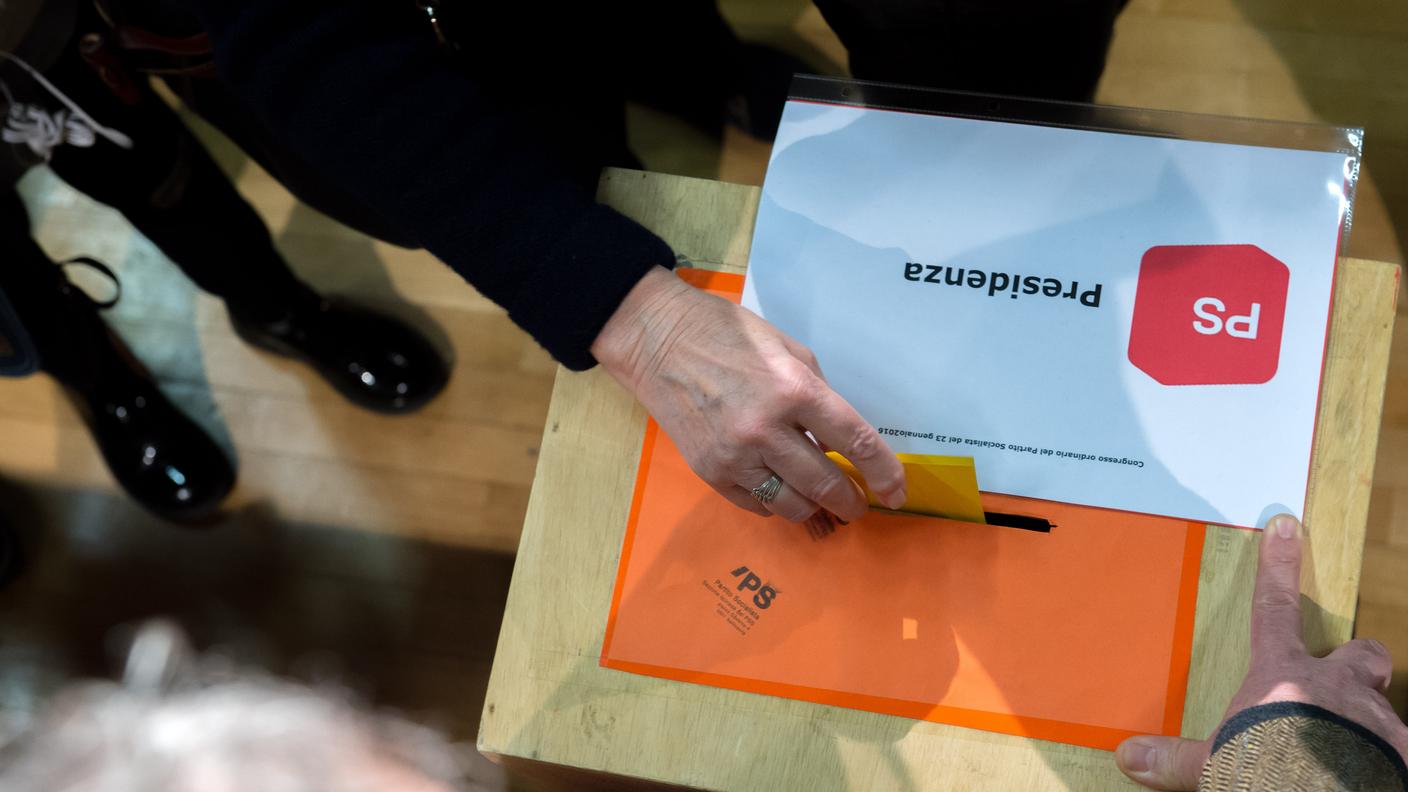Le operazioni di voto per i presenti al congresso