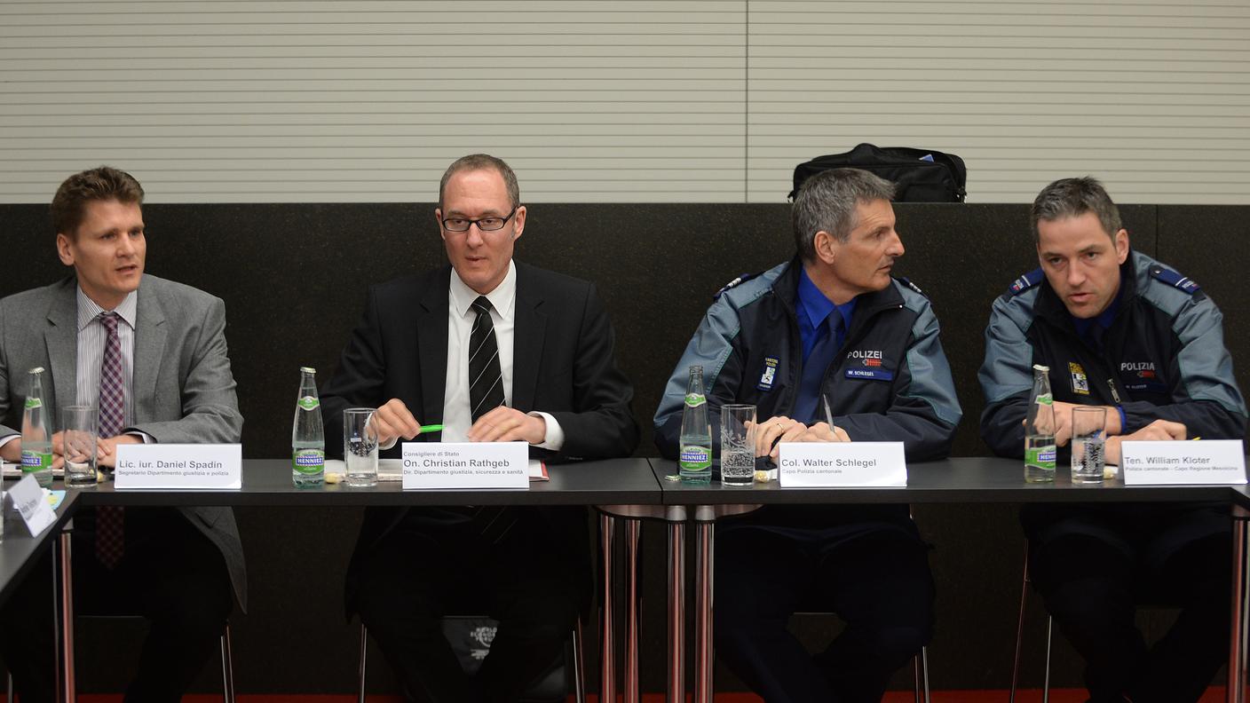 Vertice sulla sicurezza in Mesolcina nel marzo 2014 a Roveredo Christian Rathgeb (il secondo da sin.) e i vertici della polizia incontrano i comuni