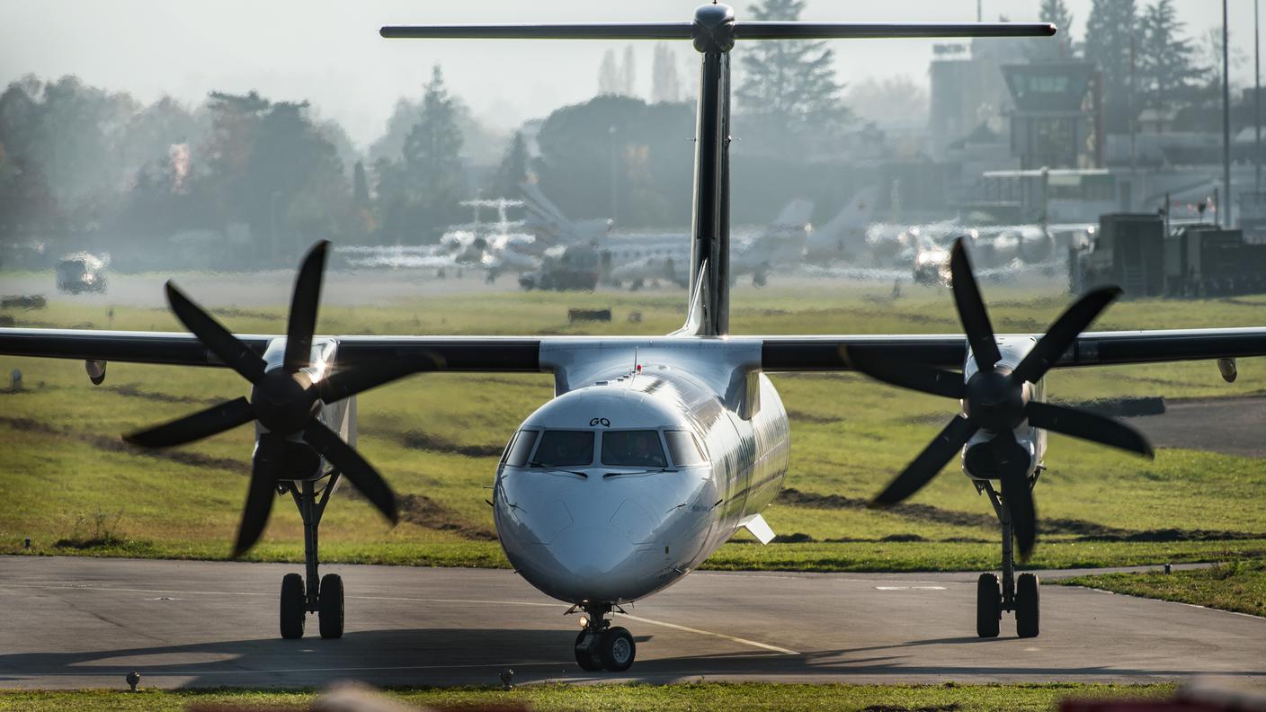Un Saab 2000 nella fase di rollaggio 