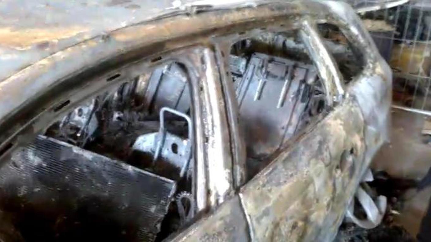 La carcassa dell'Audi gialla