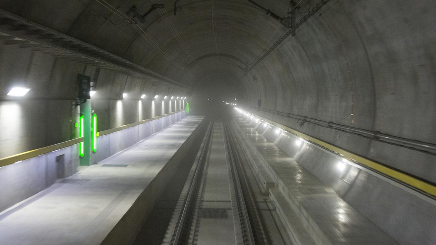 Illuminazione e vie di fuga all'interno dei due tubi