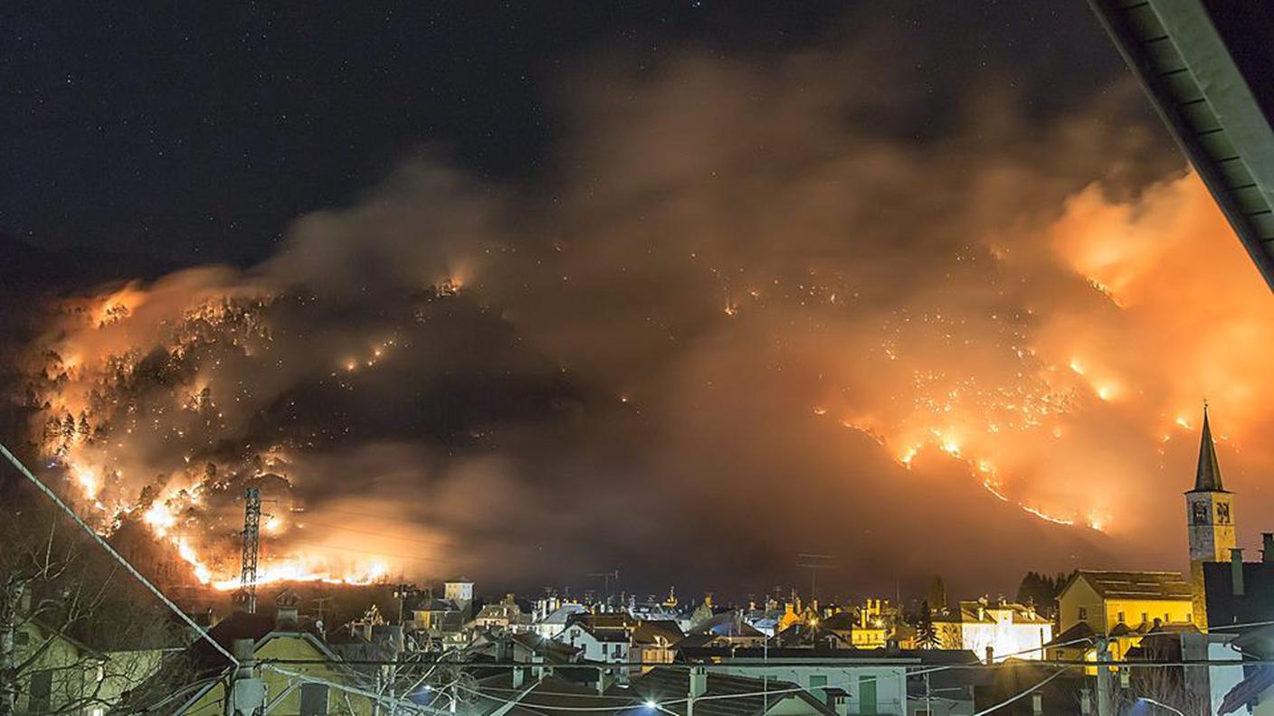 Le fiamme sulla montagna sopra il paese di Villette