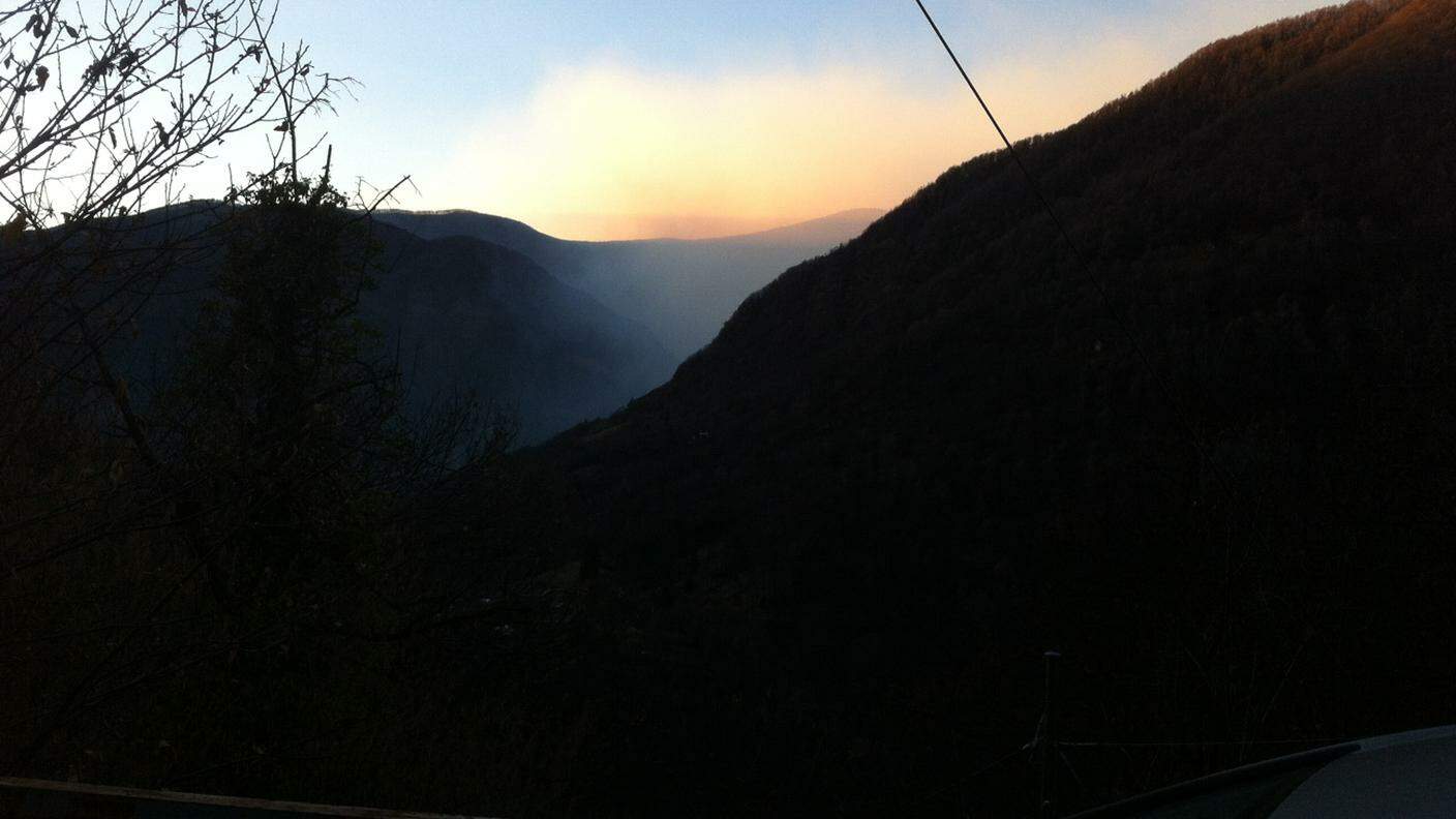 Il fumo illuminato dai primi raggi di sole in Valle Onsernone