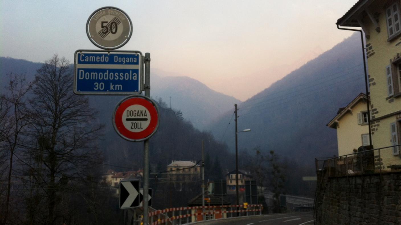 Valico di Camedo bloccato e cielo offuscato a causa dei roghi