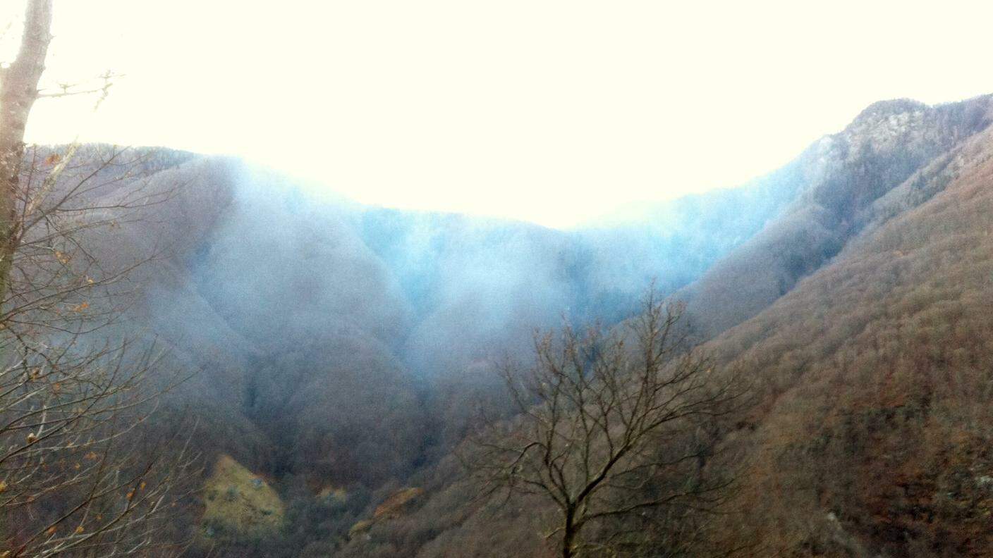 Il fumo ha già scavalcato le montagne ed è entrato in Valle Onsernone