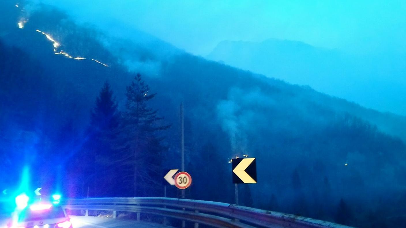 Il fronte del fuoco immortalato dalla strada