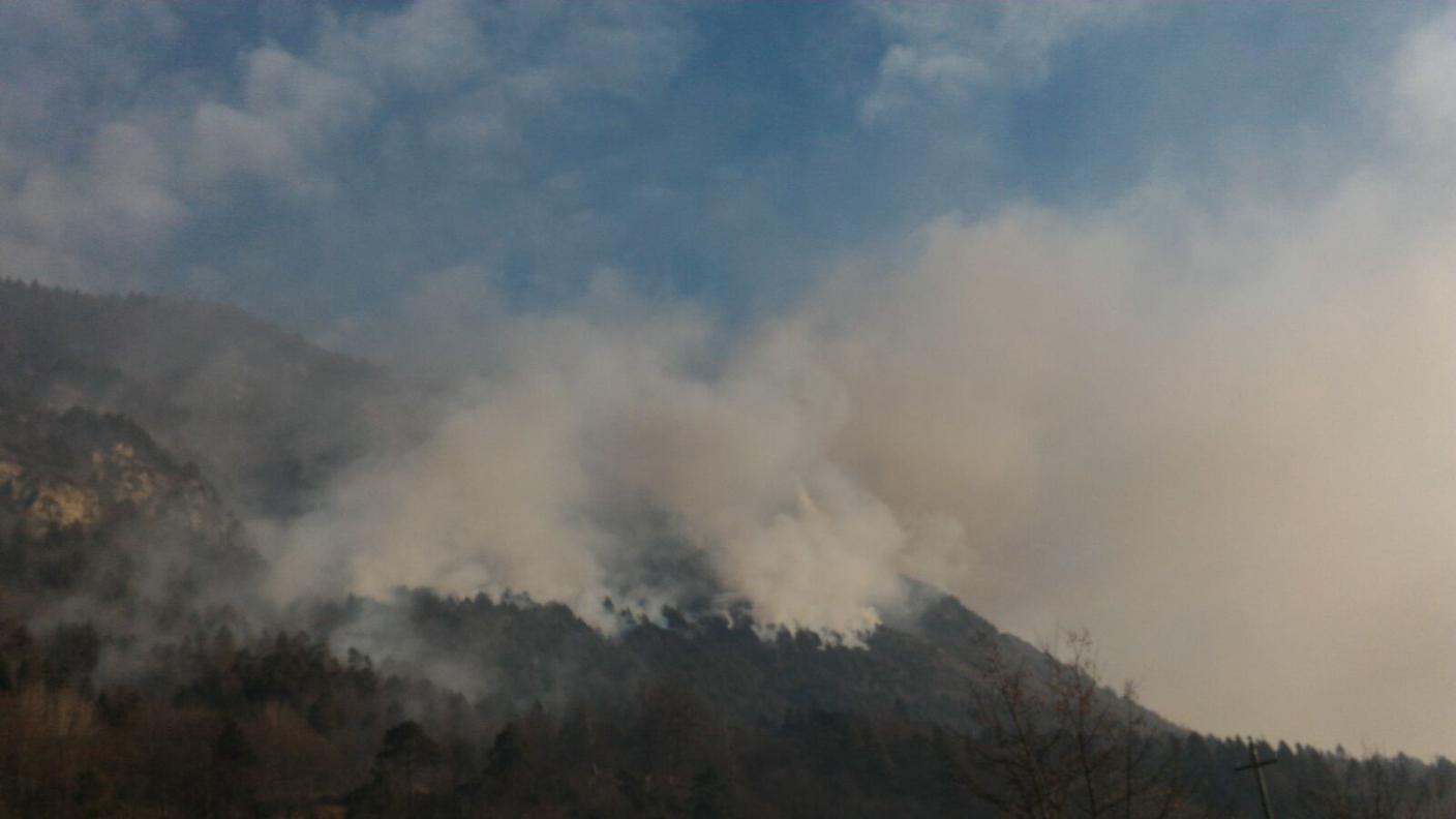 Il denso fumo copre tutta la regione