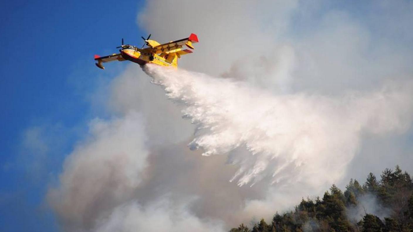 Canadair in azione in Val Vigezzo