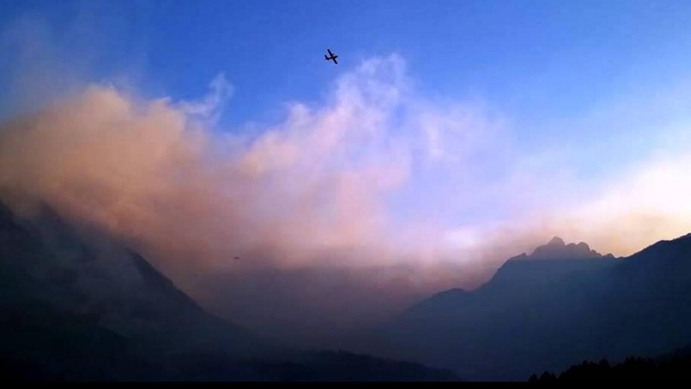 Con il tramonto, il fuoco sempre vivo