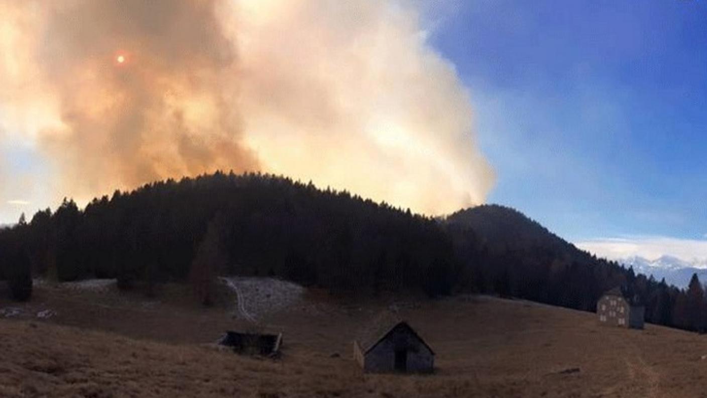 Il fuoco continua ad ardere