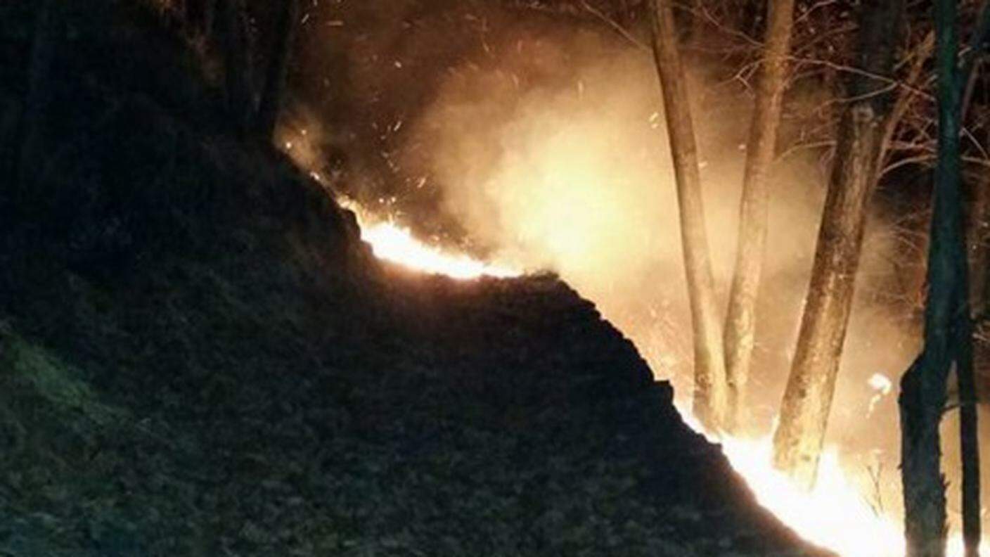 Il bosco in fiamme in alta Valle Vigezzo