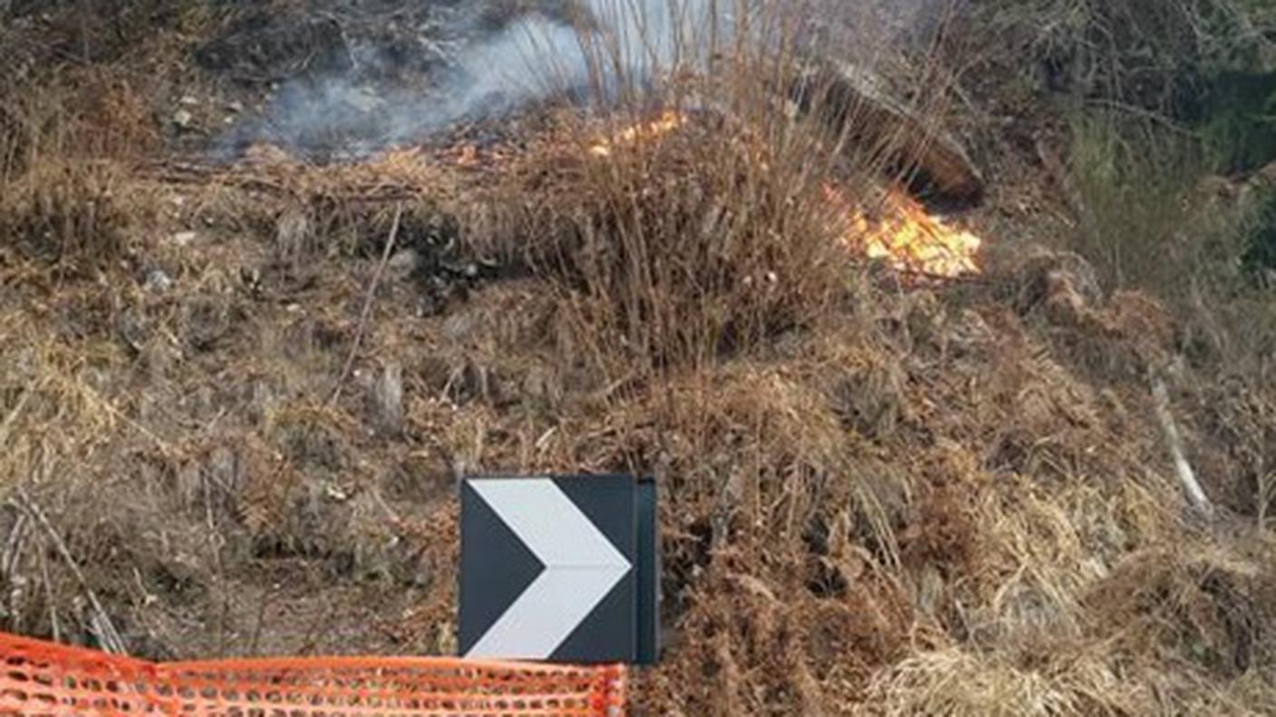 Il fuoco vicino alla strada statale