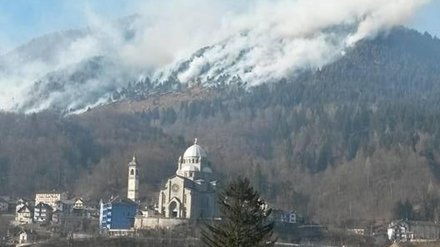 Un centinaio di persone ancora all'opera per spegnere le fiamme