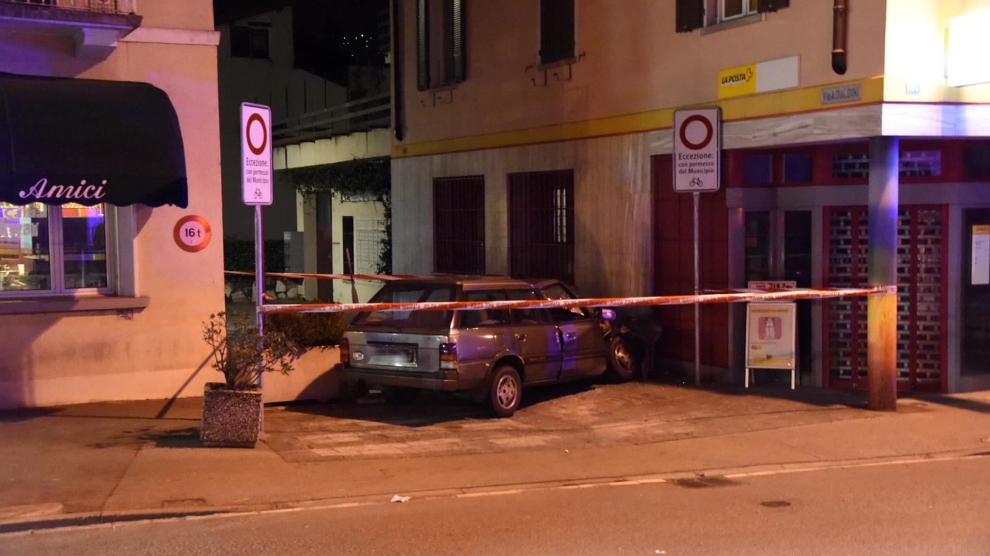 L'auto contro il muro dell'ufficio postale