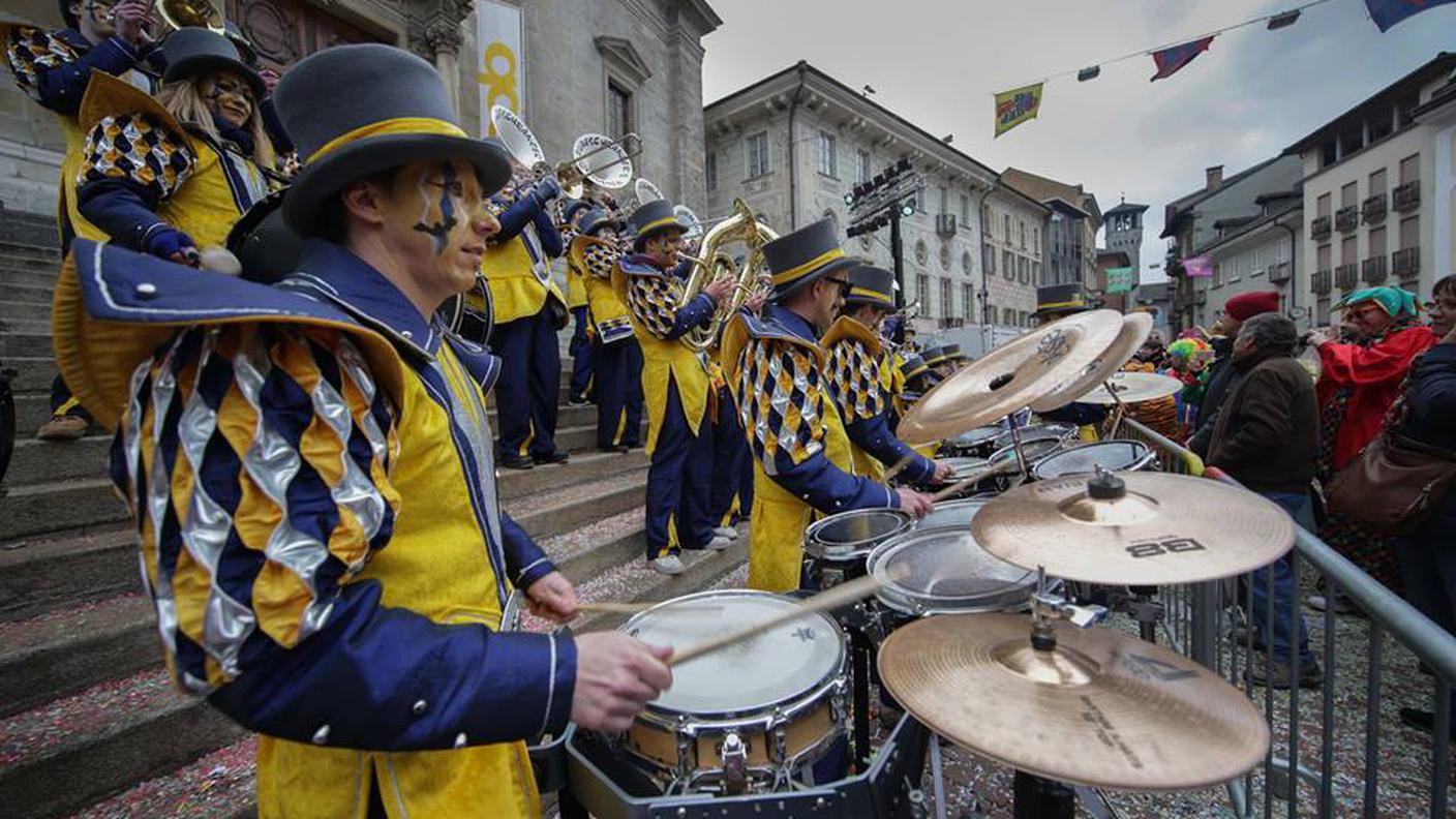 Musica, in attesa della sfilata dei carri