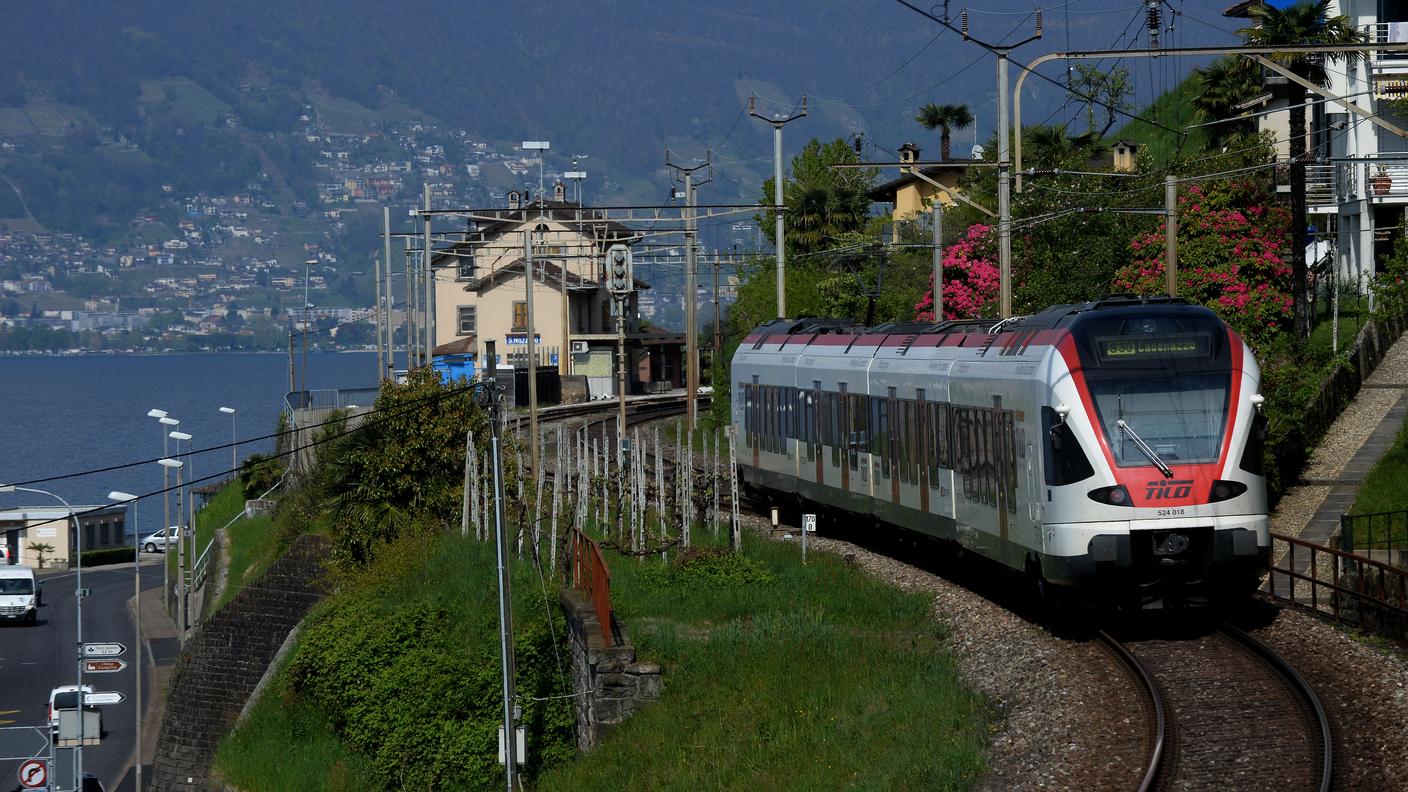 La linea è a binario unico (in immagine a San Nazzaro)