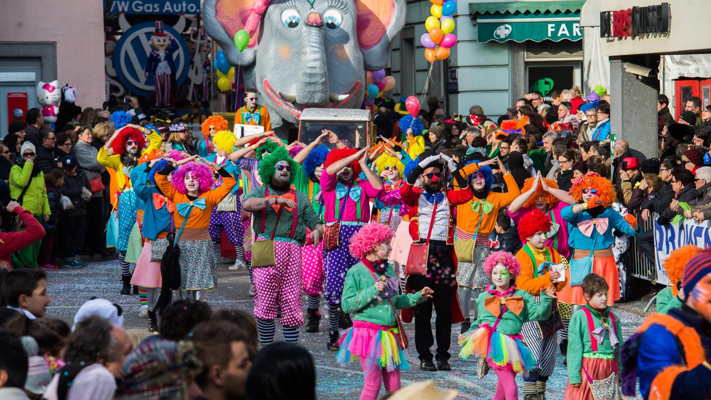 Coloratissime maschere per le vie del paese