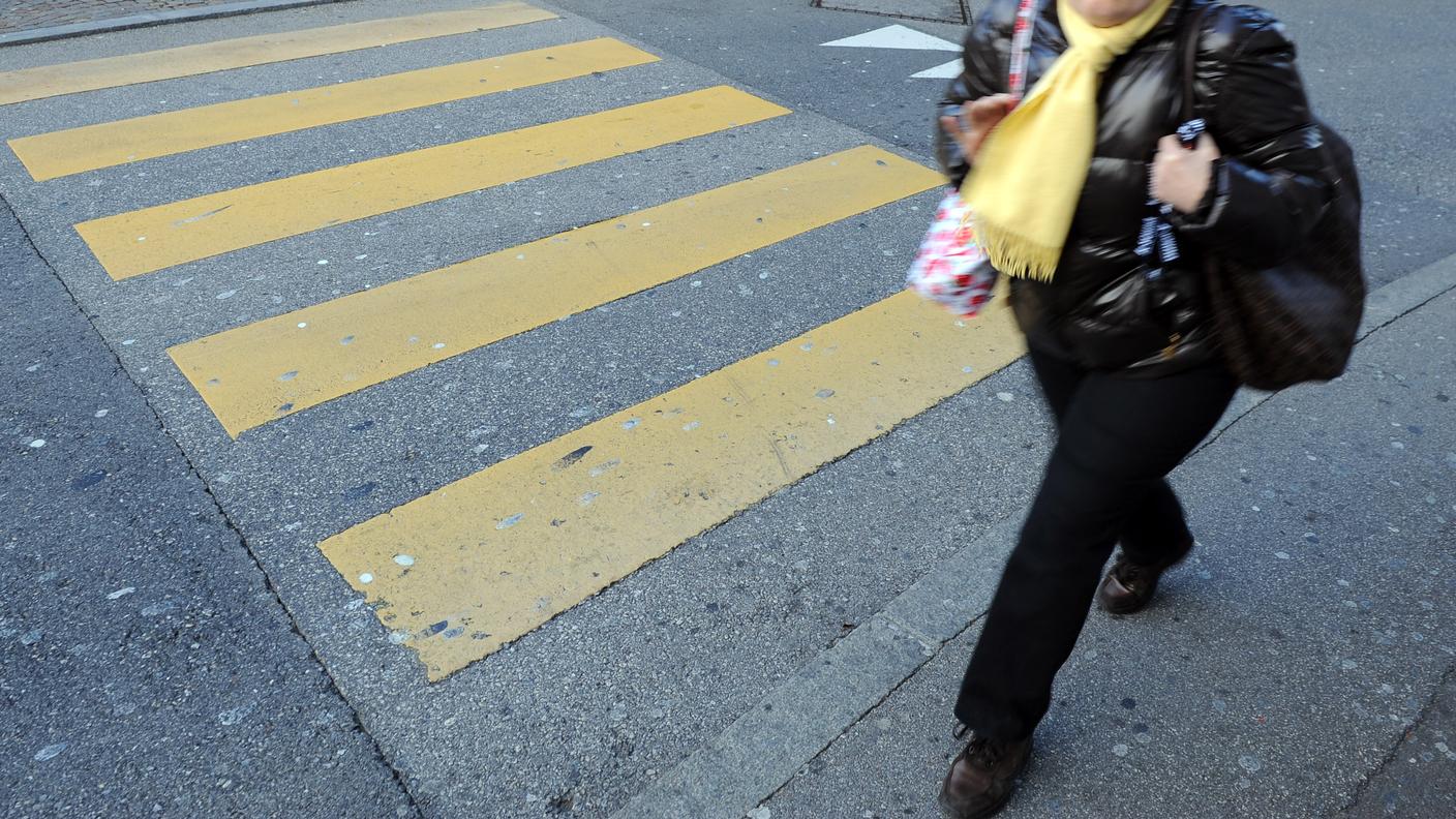La donna stava attraversando la strada sulle strisce pedonali