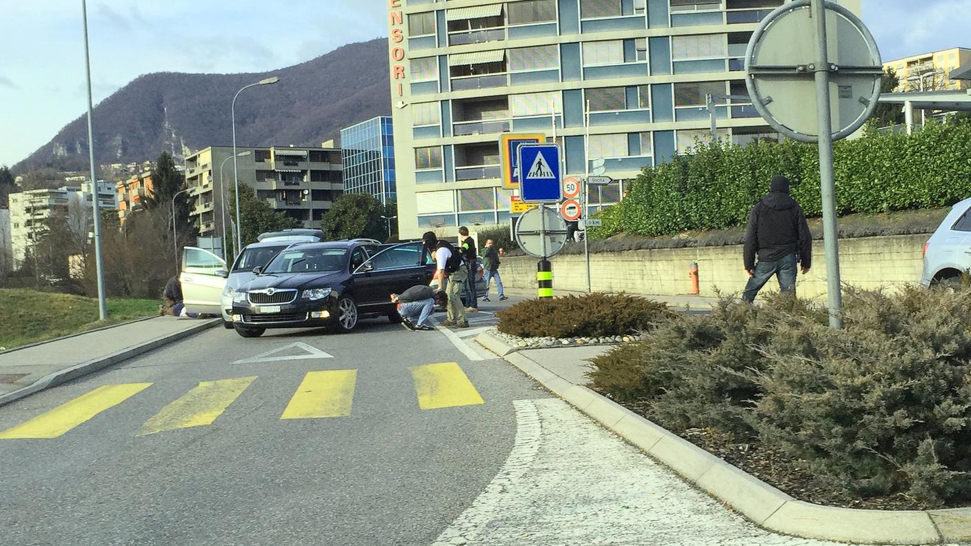 Gli agenti erano in borghese e con il volto coperto